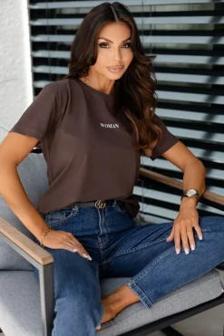 T-SHIRT Z BIAŁYM NAPISEM WOMAN CZEKOLADOWY