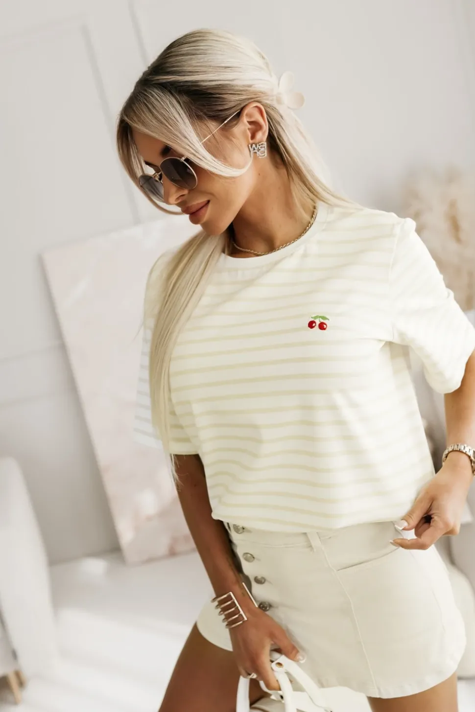 T-SHIRT Z HAFTEM WISIENKI W PASKI BIAŁO-ŻÓŁTE