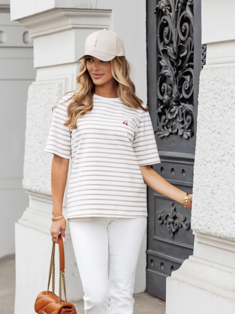 T-SHIRT Z HAFTEM WISIENKI W PASKI BIAŁO-BEŻOWE