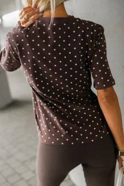 T-SHIRT Z KIESZONKĄ W KROPKI BRĄZOWY