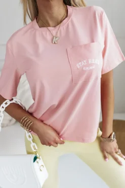 T-SHIRT Z KIESZONKĄ Z HAFTOWANYM NAPISEM MORELOWY