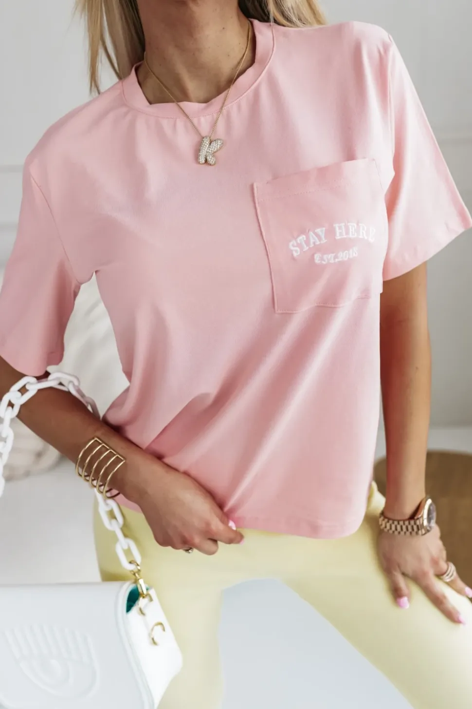 T-SHIRT Z KIESZONKĄ Z HAFTOWANYM NAPISEM MORELOWY