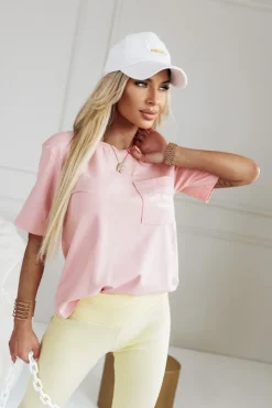 T-SHIRT Z KIESZONKĄ Z HAFTOWANYM NAPISEM MORELOWY