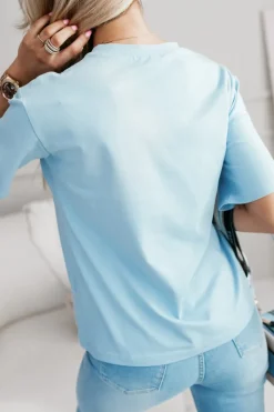 T-SHIRT Z KIESZONKĄ Z HAFTOWANYM NAPISEM BŁĘKITNY