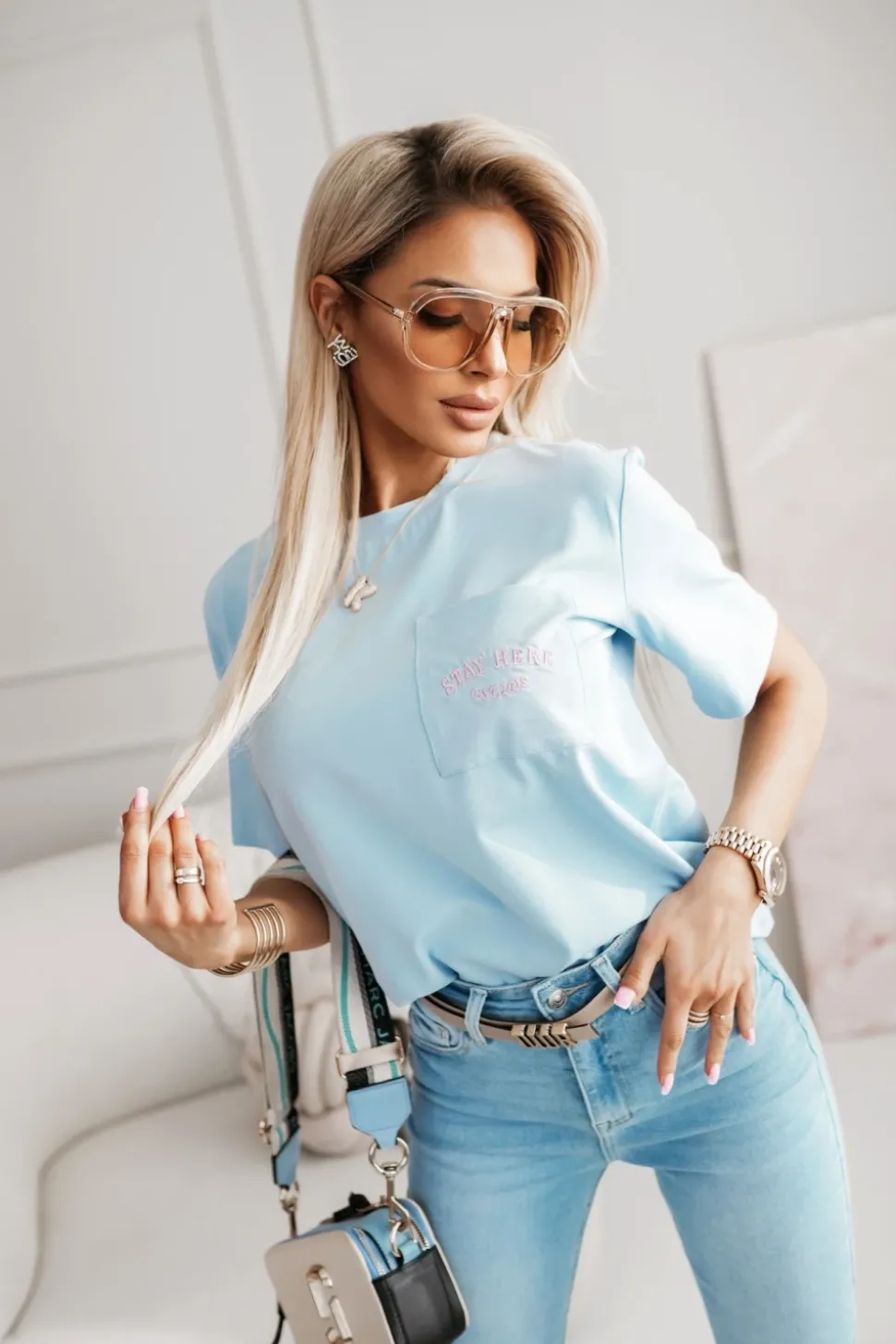 T-SHIRT Z KIESZONKĄ Z HAFTOWANYM NAPISEM BŁĘKITNY