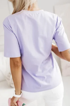 T-SHIRT Z KIESZONKĄ Z HAFTOWANYM NAPISEM FIOLETOWY