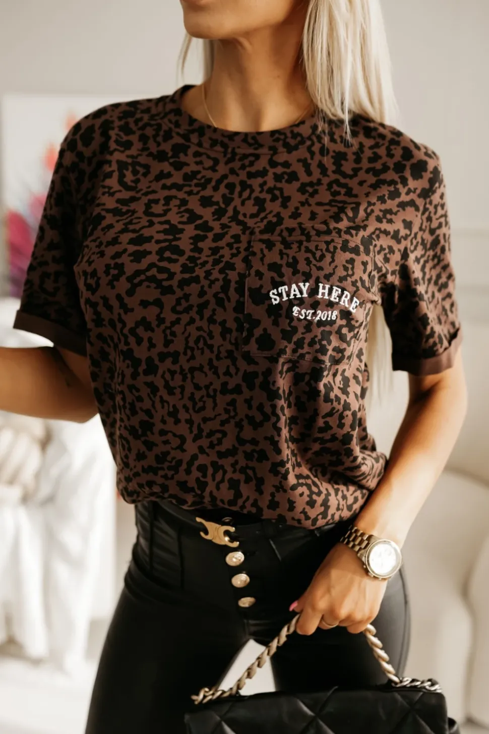 T-SHIRT Z KIESZONKĄ Z NAPISEM STAYHERE PANTERA BRĄZOWO-CZARNA