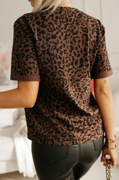 T-SHIRT Z KIESZONKĄ Z NAPISEM STAYHERE PANTERA BRĄZOWO-CZARNA