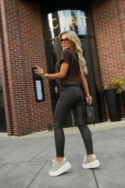 T-SHIRT Z MINIMALISTYCZNYM NAPISEM CALL MY NAME CZEKOLADOWY