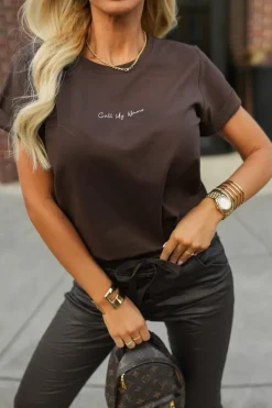 T-SHIRT Z MINIMALISTYCZNYM NAPISEM CALL MY NAME CZEKOLADOWY