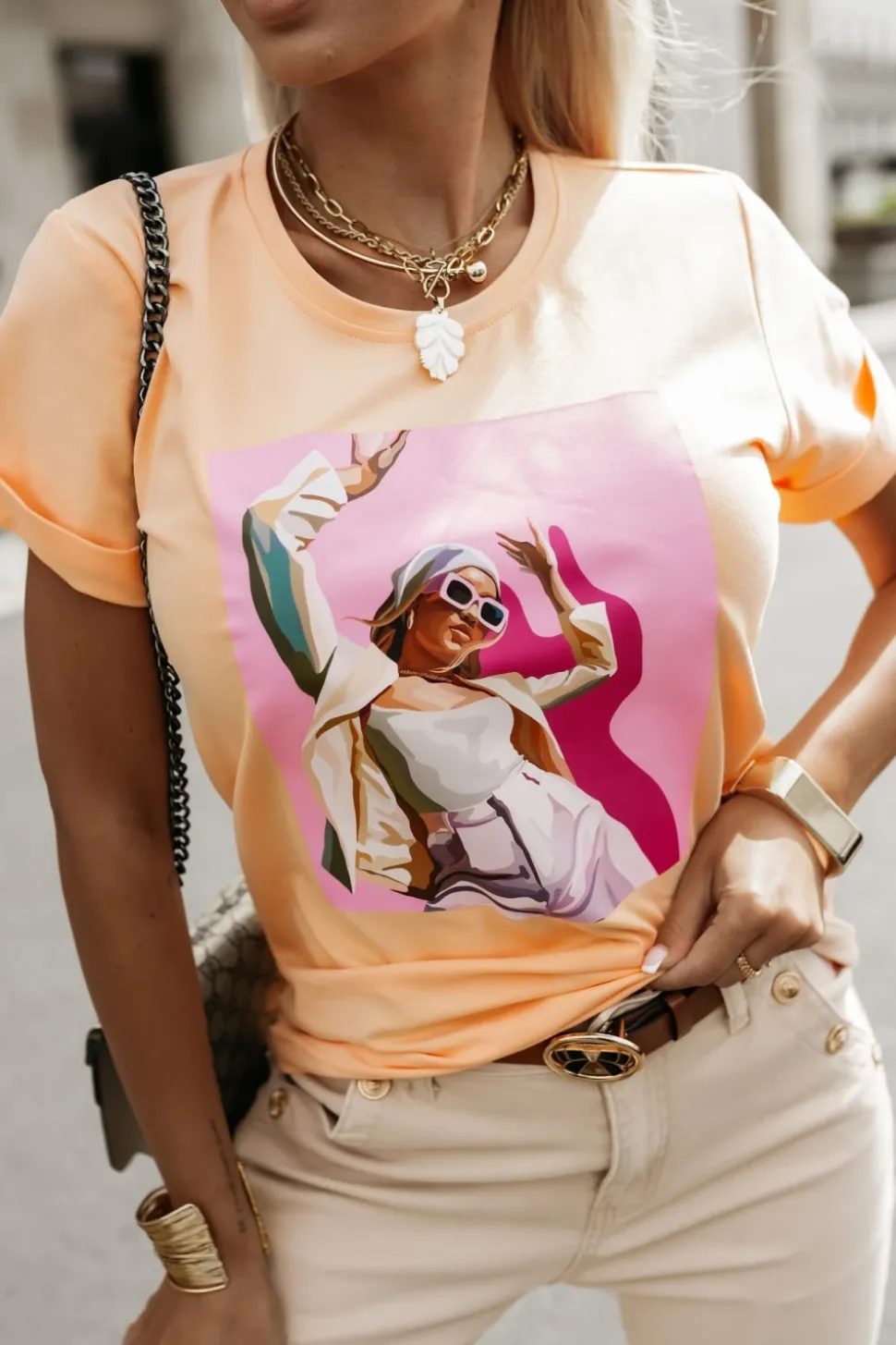 T-SHIRT Z NADRUKIEM KOBIETA W OKULARACH MORELOWY