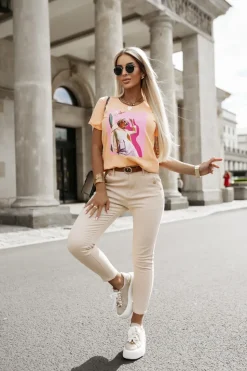 T-SHIRT Z NADRUKIEM KOBIETA W OKULARACH MORELOWY