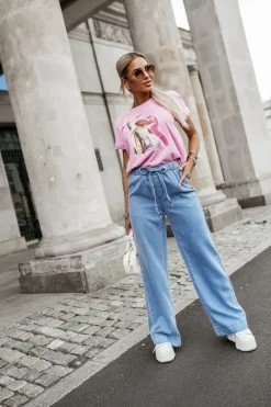 T-SHIRT Z NADRUKIEM KOBIETA W OKULARACH RÓŻOWY