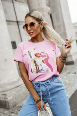 T-SHIRT Z NADRUKIEM KOBIETA W OKULARACH RÓŻOWY