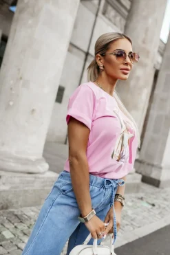 T-SHIRT Z NADRUKIEM KOBIETA W OKULARACH RÓŻOWY