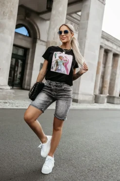 T-SHIRT Z NADRUKIEM KOBIETA W OKULARACH CZARNY