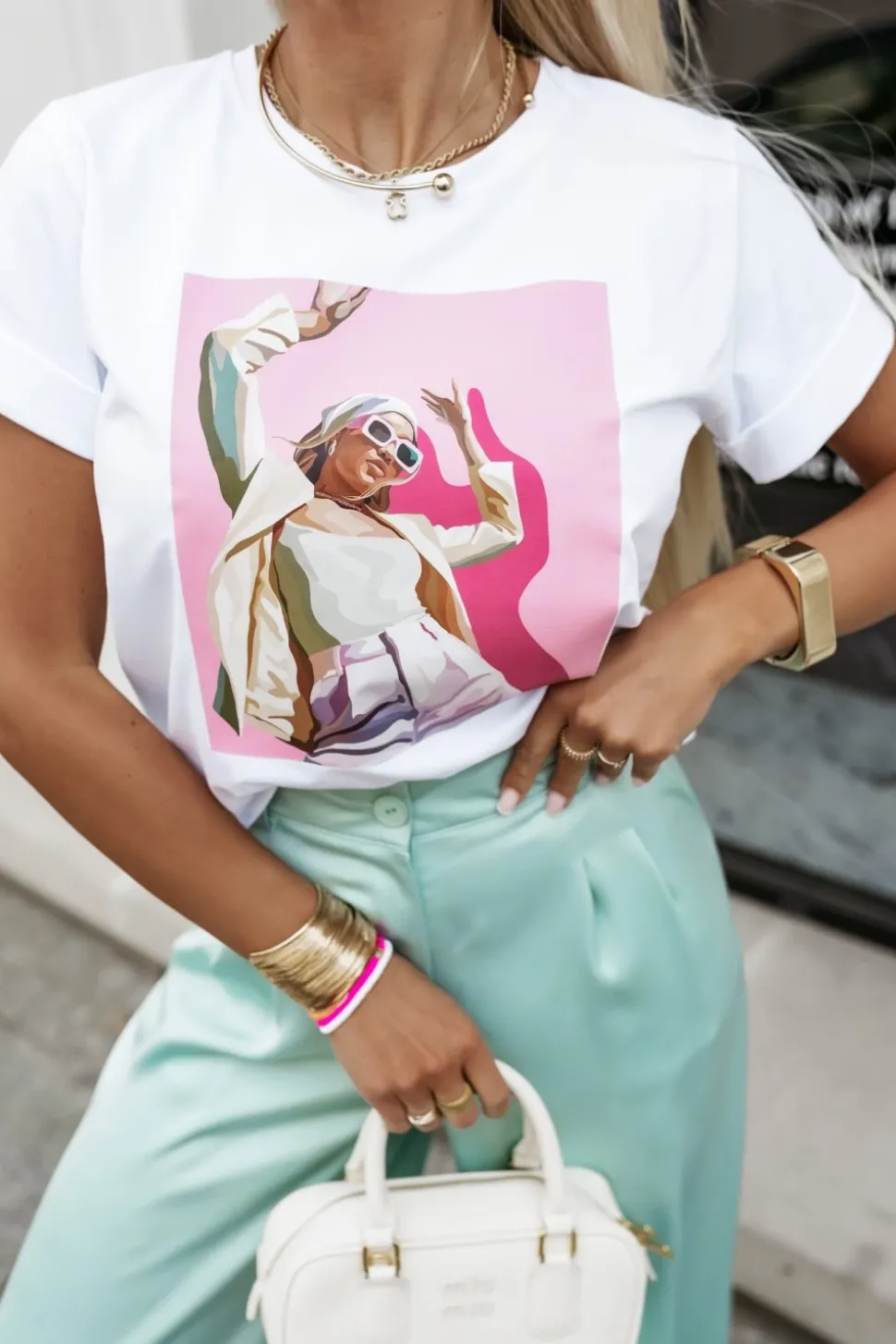 T-SHIRT Z NADRUKIEM KOBIETA W OKULARACH BIAŁY