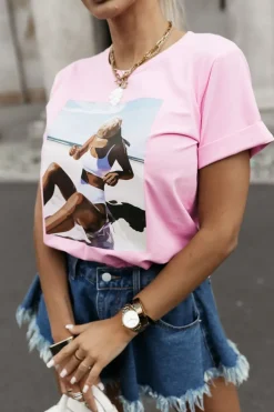 T-SHIRT Z NADRUKIEM KOBIETA NA PLAŻY RÓŻOWY