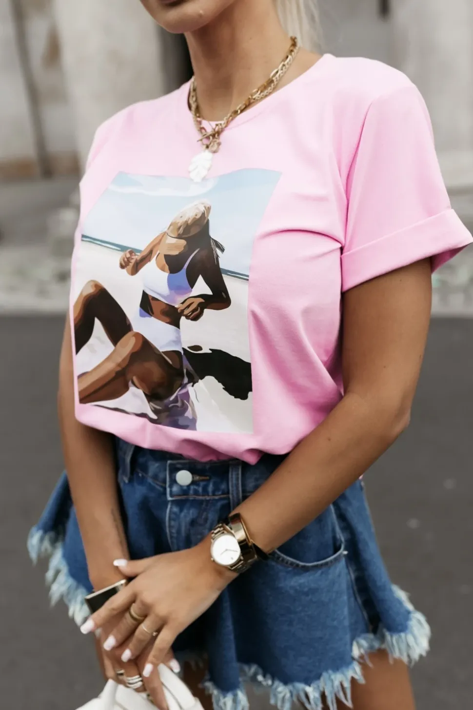 T-SHIRT Z NADRUKIEM KOBIETA NA PLAŻY RÓŻOWY