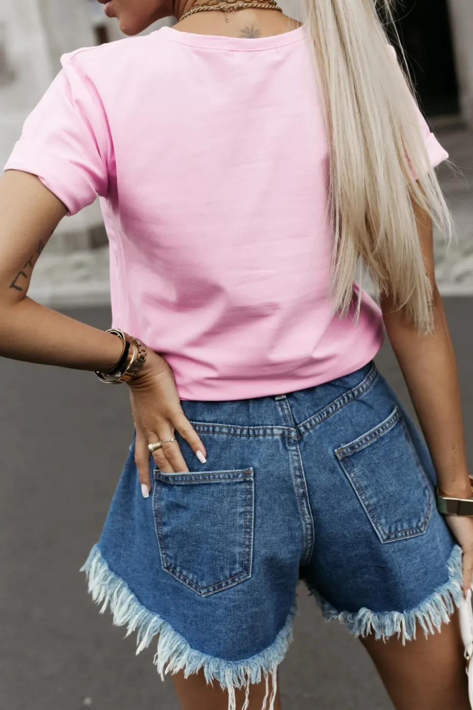 T-SHIRT Z NADRUKIEM KOBIETA NA PLAŻY RÓŻOWY