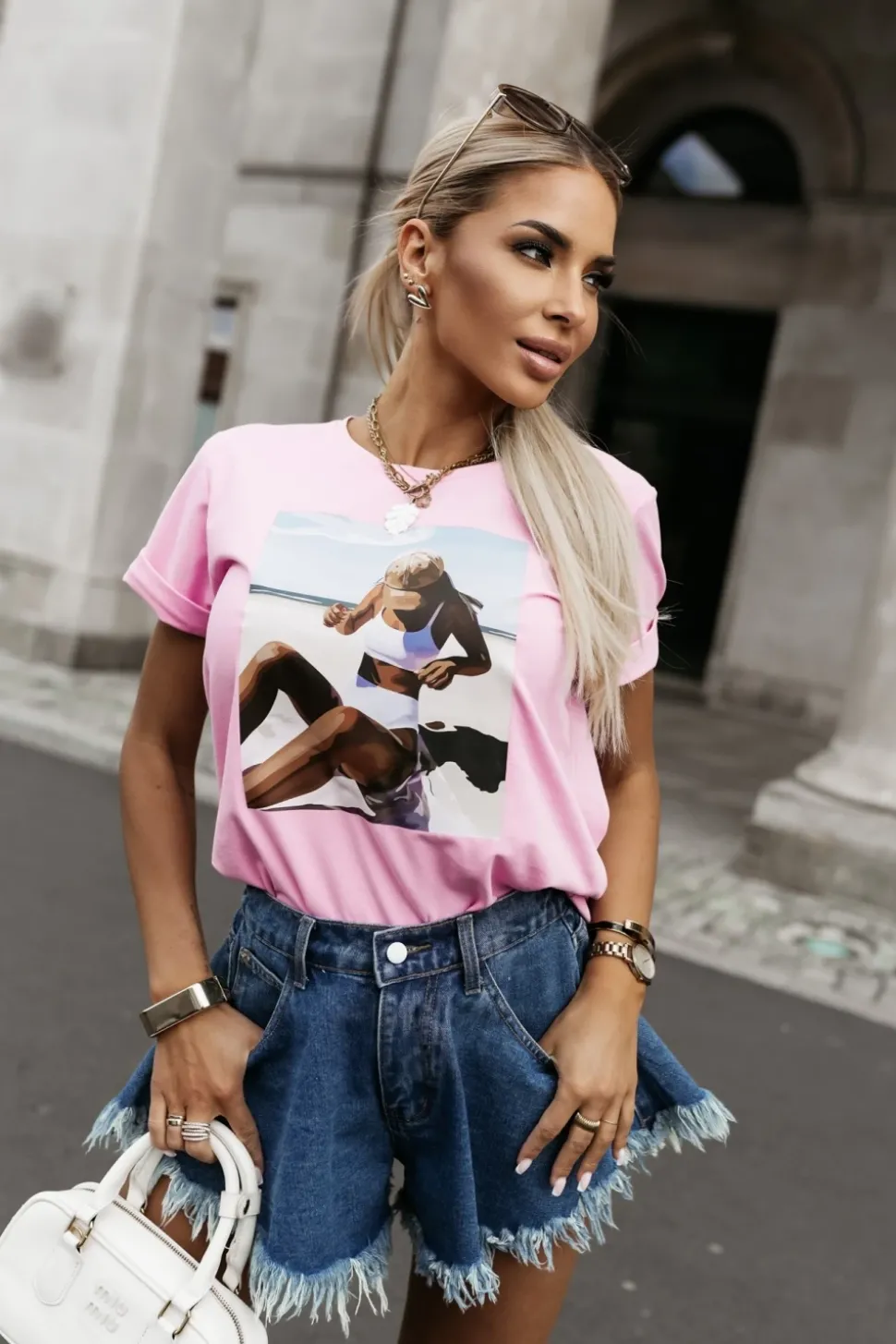 T-SHIRT Z NADRUKIEM KOBIETA NA PLAŻY RÓŻOWY