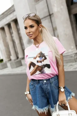 T-SHIRT Z NADRUKIEM KOBIETA NA PLAŻY RÓŻOWY