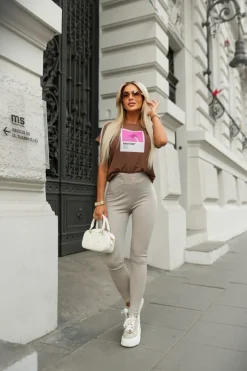 T-SHIRT Z NADRUKIEM PANTONE CZEKOLADOWY