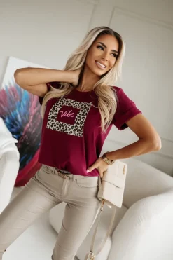 T-SHIRT Z PANTERKOWYM NADRUKIEM VIBE BURGUNDOWY