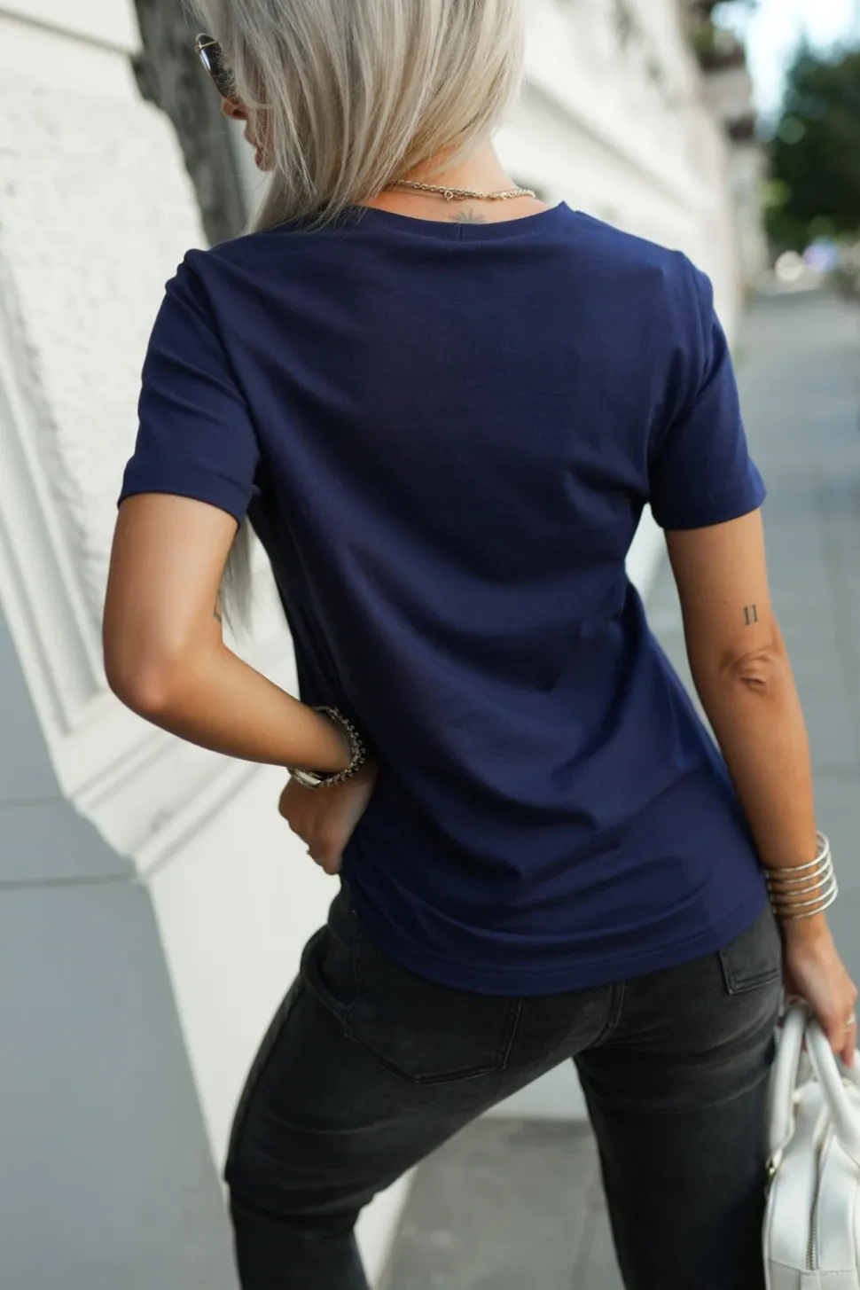 T-SHIRT ZE ZŁOTYM NAPISEM EVERYTHING IS A CHOICE GRANATOWY