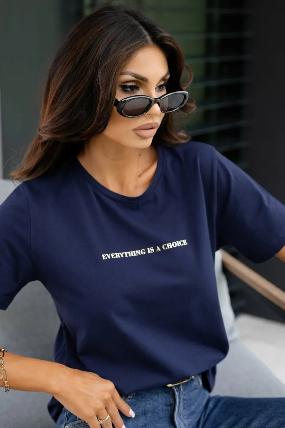 T-SHIRT ZE ZŁOTYM NAPISEM EVERYTHING IS A CHOICE GRANATOWY