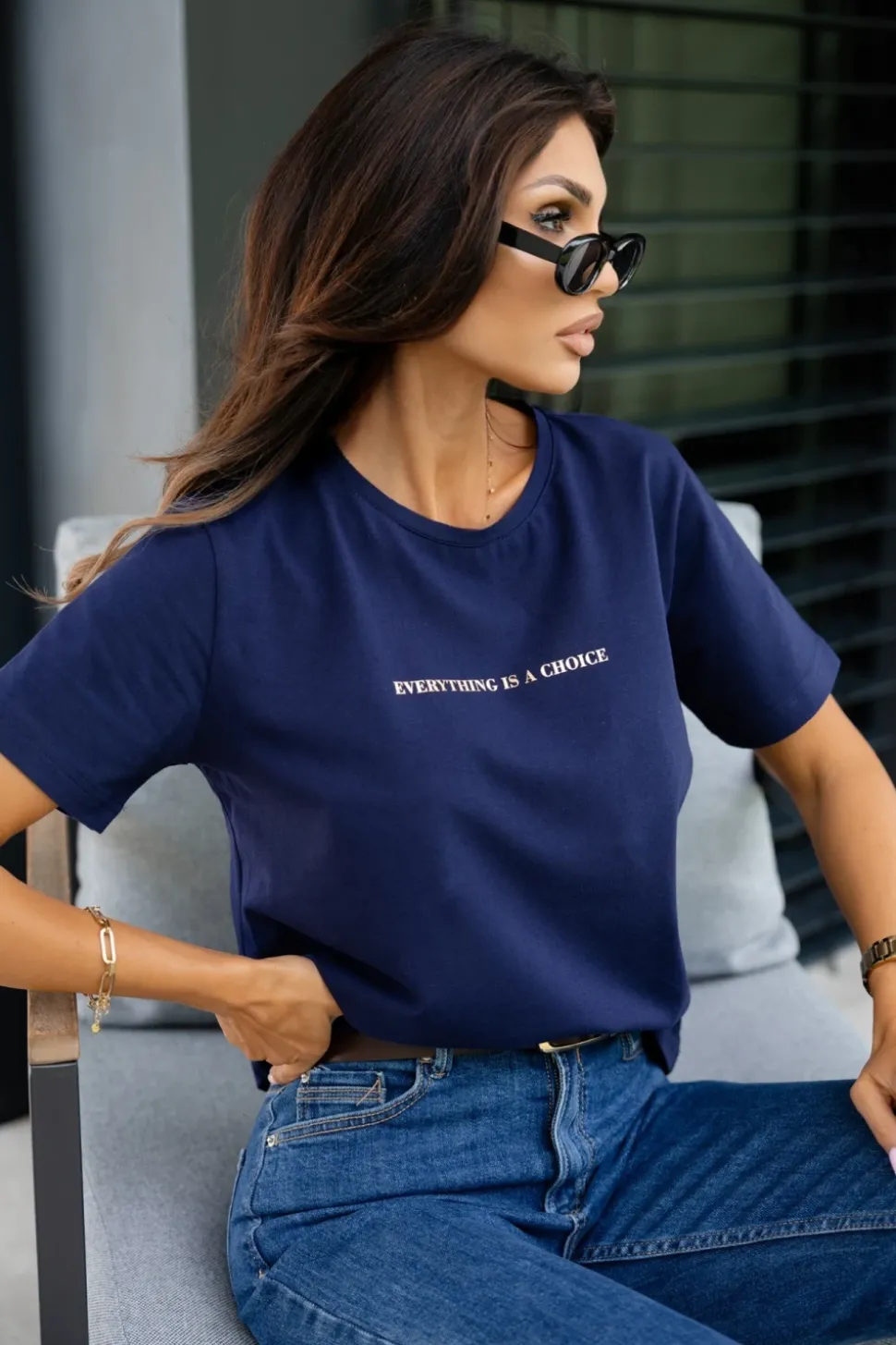 T-SHIRT ZE ZŁOTYM NAPISEM EVERYTHING IS A CHOICE GRANATOWY