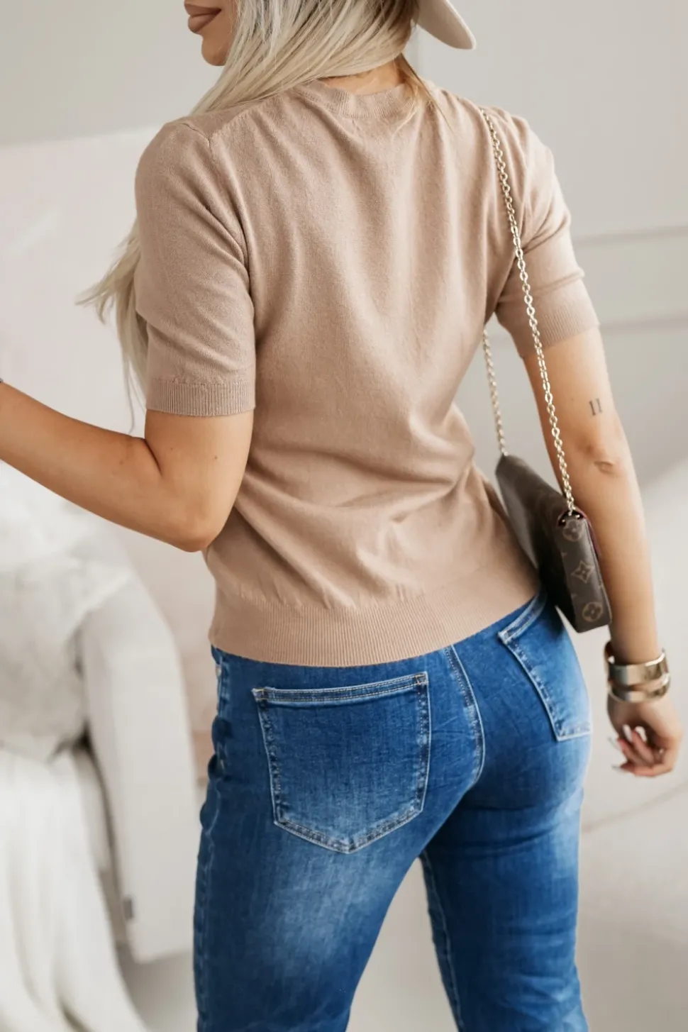 WISKOZOWY SWETEREK Z KRÓTKIM RĘKAWEM BRĄZOWY